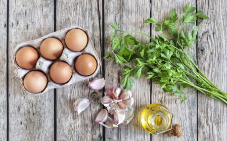 Ingredientes para la tortilla de ajo y perejil