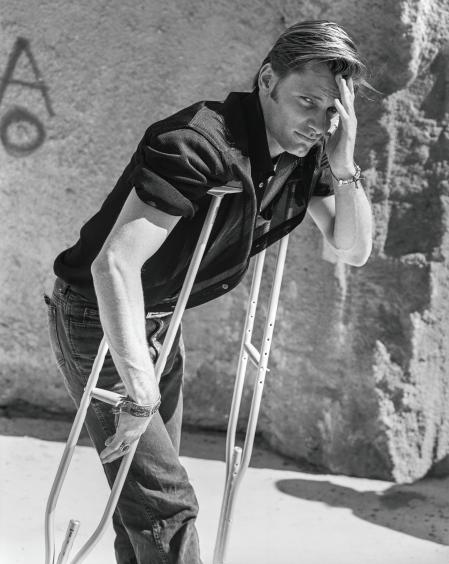 Viggo Mortensen (con muletas) en Los Ángeles, 1987