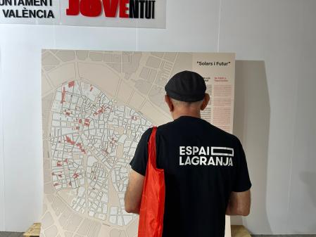 Toni Cassola durante la visita a la exposición 'Solar en trànsit'.