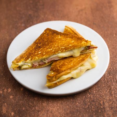 Bikini de girella con queso del Pallars