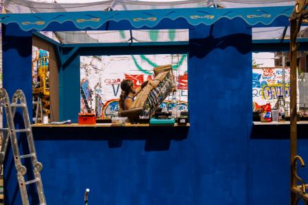 Trabajos de ornamentación en una calle de Gràcia.