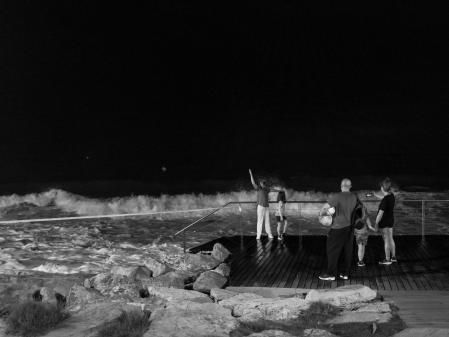 Turistas imprudentes en plena DANA.