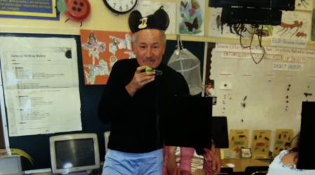 Mark Berndt, con unas orejas de Mickey Mouse, posa junto a una de sus alumnas en plena clase