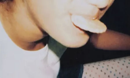 Una de las fotografías incautadas donde se ve a una alumna comiendo una galleta de Mark Berndt