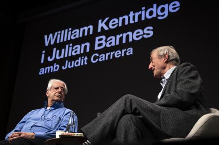 William Kentridge i Julian Barnes debaten al CCCB sobre els seus universos creatius, moderat per Judit Carrera. 17-10-2024. Foto: Miquel Muñoz / Shooting.