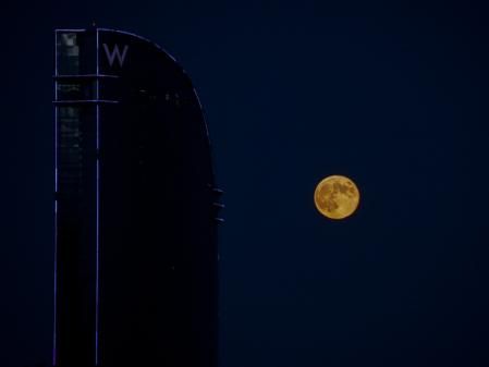 La superluna del Cazador con el hotel W.