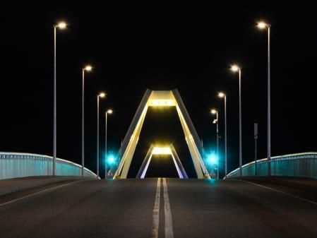 Noche de la superluna del Cazador en el puente de la Puerta de Europa.