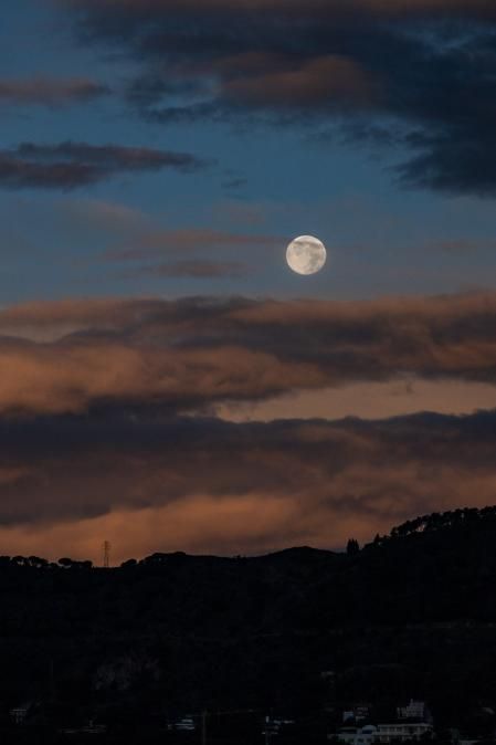 Superluna del Cazador en el cielo de Collserola.