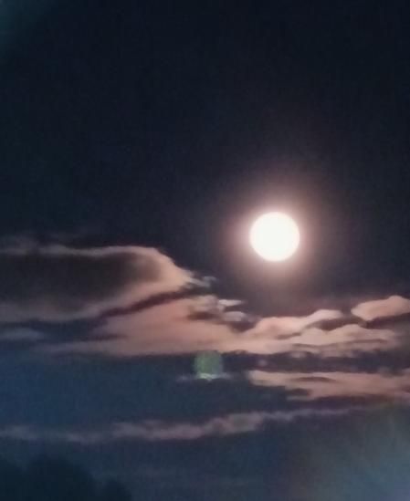 Superluna del Cazador en el cielo de Corbera de Llobregat.