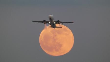 Superluna del Cazador desde la playa de Gavà.