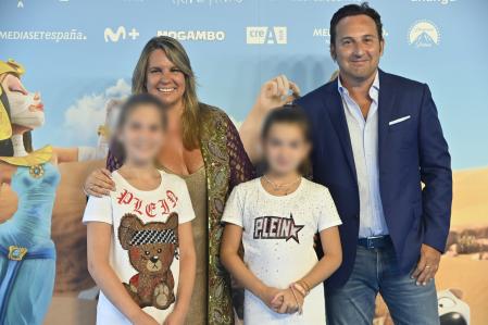 La pareja de periodistas, con su hija Alma y una amiguita, en un estreno cinematográfico.