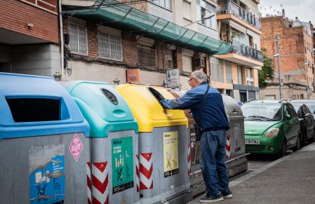 Un señor en unos contenedores de Viladecans