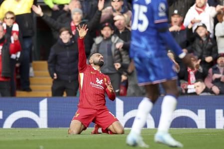 Mo Salah celebra su gol de penalti, este domingo ante el Chelsea