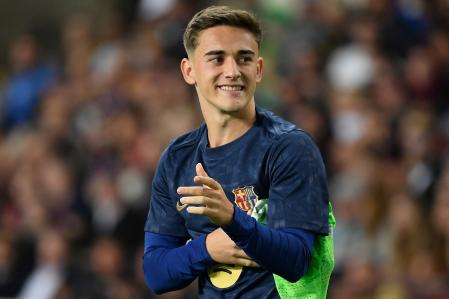 Gavi saliendo a calentar )