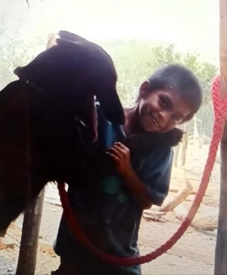 Joel junto a uno de sus perros