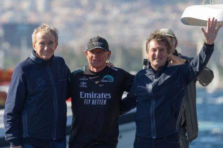 Bernard Arnault, chairman y CEO LVMH y Pietro Beccari, chairman y CEO de Louis Vuitton, con Grant Dalton, responsable del equipo neozelandés, en el centro