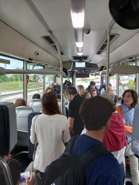 Usuarios obligados a hacer el trayecto entre Argentona y Barcelona, de pie .