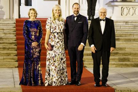 Haakon y Mette-Marit de Noruega en la celebración del 25 aniversario de la embajada nórdica en el país