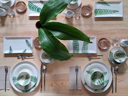 Preciosa vajilla pintada a mano por la artista Nuria Blanco