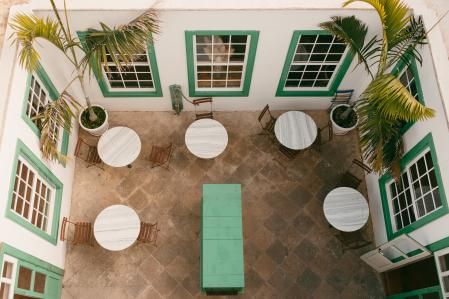 El patio del hotel  alrededor de las habitaciones