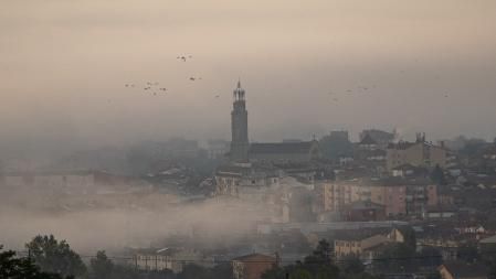 Aves migratorias sobrevolando Manlleu entre la niebla.