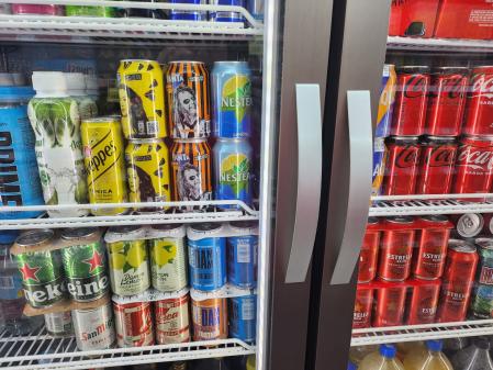Latas de refrescos, entre ellos Nestea, en un frigorífico de supermercado