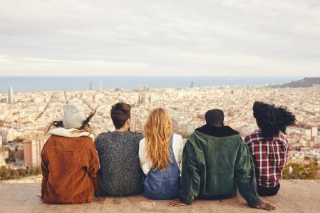Grupo de jóvenes observando una panorámica de la ciudad de Barcelona