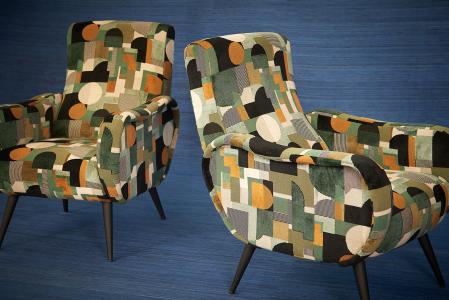 Butacas tapizadas con terciopelo Marés, en un estampado de estilo déco