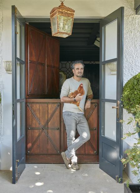 A Lorenzo Castillo le relaja cuidar de sus animales en Las Cumbres, un complejo de seis construcciones en la zona de Rascafría (Madrid)