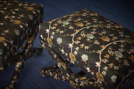 Banquetas tapizadas con tela Lentisco, con bordado oriental