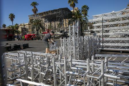 DESMONTAJE DEL  VILLAGE DE LA COPA AMERICA UBICADO EN EL MOLL DE LA FUSTA