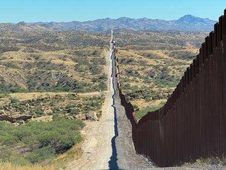 En el 2017, el muro ya medía más de 1.000 kilómetros; Trump tan solo lo amplió 130, y Biden, otros 30.