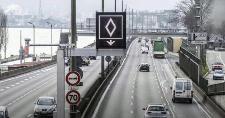 Una señal luminosa indica el carril VAO en una vía de alta ocupación en Lyon&nbsp;