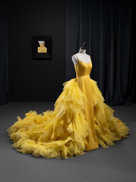 Vestido de noche lucido por Marta Díaz para la 76a edición del Festival de Cannes 2023, hecho con seda natural y algodón y una cola en volantes