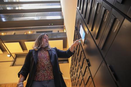 El edificio no tiene buzones, sino un 'smart locker'