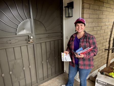 Erika Burkhart, voluntaria demócrata, reparte información sobre el referéndum a los vecinos de Mesa (Arizona)