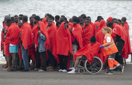 FOTODELDÍA ARRECIFE (LANZAROTE) (ESPAÑA), 16/10/2024.- La Guardamar Concepción Arenal, de Salvamento Marítimo, ha rescatado a 114 personas de origen subsahariano, entre ellas quince mujeres, un bebé y un niño, localizadas a bordo de dos lanchas neumáticas al nordeste de Lanzarote. Todos han sido trasladados al puerto de Arrecife. EFE/Adriel Perdomo