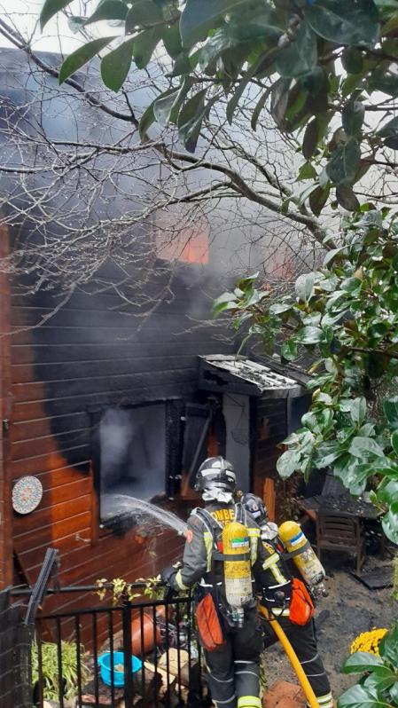 Los bombers trabajando contra el fuego