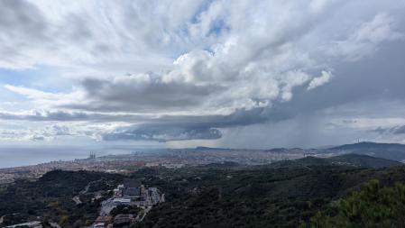 Espectacular tuba en el cielo de Barcelona.