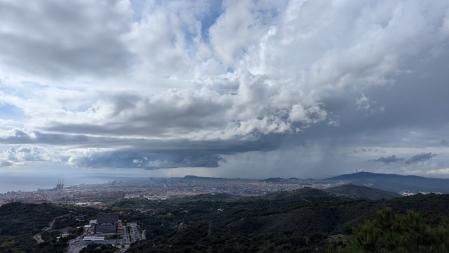Espectacular tuba en el cielo de Barcelona.