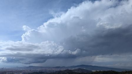 Espectacular tuba en el cielo de Barcelona.