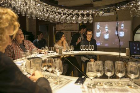 Cata en la taberna del Vinseumde Vilafranca del Penedès