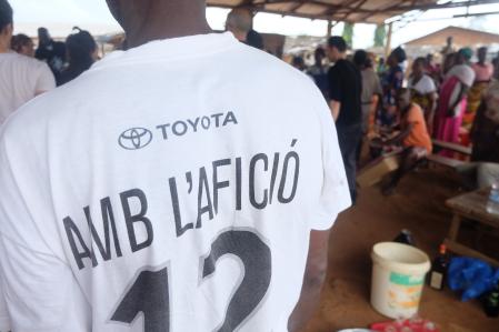Uno de los jefes de la comunidad de Nero-Brousse luce una camiseta del Valencia, un clásico de la Champions en horas bajas en la Liga