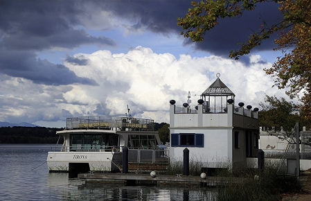 Carrusel de nubes en el estanque de Banyoles.