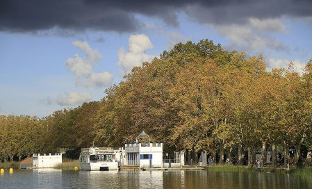 Carrusel de nubes en el estanque de Banyoles.