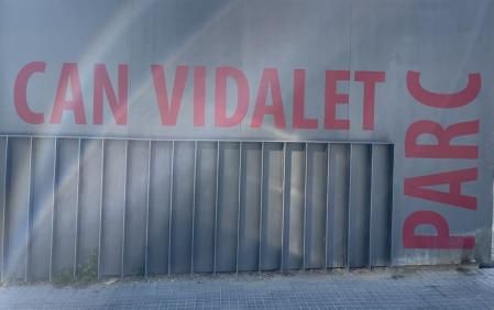 Una de las entrada al Parc de Can Vidalet. (Carrer de Laureà Miró, 103. Esplugues de Llobregat, Barcelona).