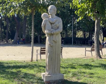 La maternitat, de Eulàlia Fàbregas de Sentmenat, (Barcelona, 1906 - Esplugas de Llobregat, 27 de diciembre de 1992). Fue una escultora catalana. Es una figuras de mármol blanco, elegantes, armónica y serena.
