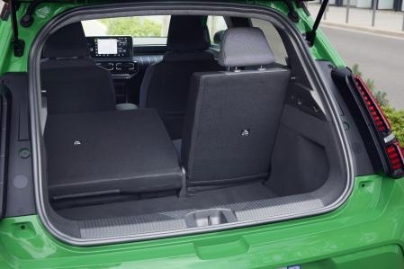 Un maletero de 277 litros es suficiente para cuatro pasajeros, con un hueco debajo del piso para los cables 