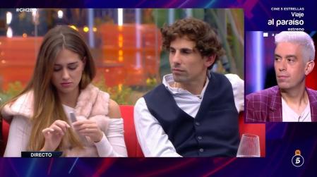 Maica y Óscar en la casa de Gran Hermano. Javier desde el plató.