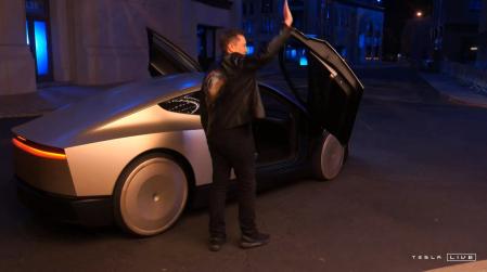 El presidente de Tesla, Elon Musk, hace un a.ño en el lanzamiento de su robotaxi&nbsp;&nbsp;
